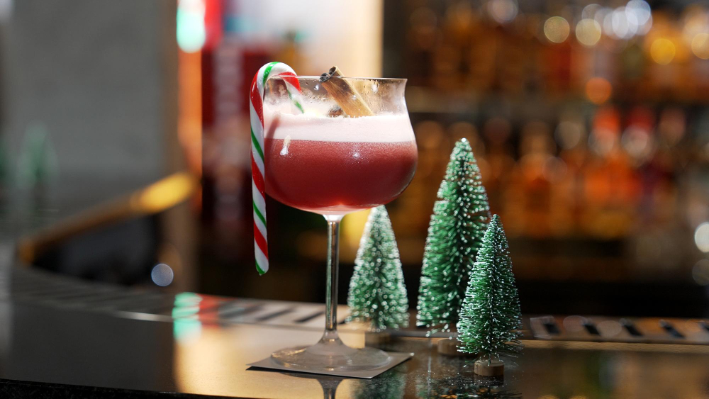 A creative holiday beverage presentation that complements a cozy interior design and thoughtful Christmas bar decor.